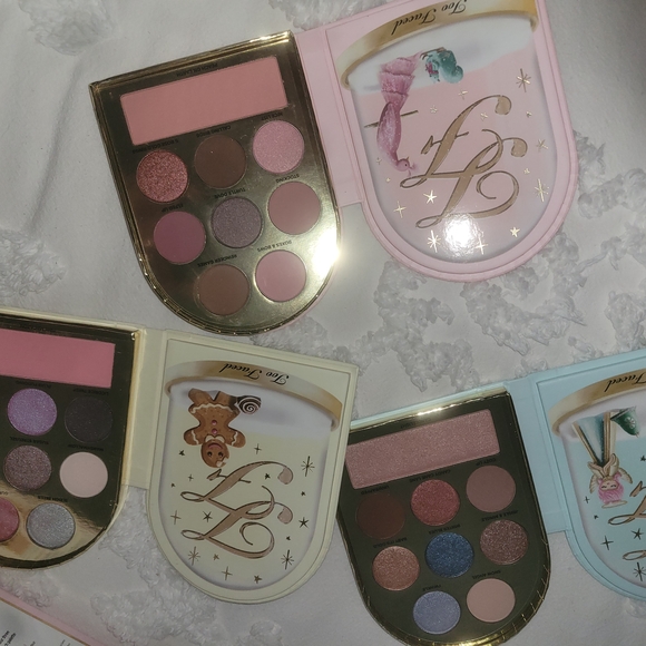 Too Faced Let It Snow Globes Makeup Collection - Picture 4 of 5